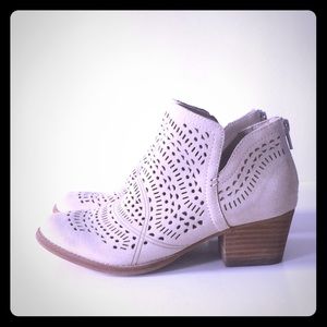 Earth Wyoming wonder cream ankle boots Sz 6